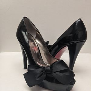 Paris Hilton 7m open toe black bow heel pumps